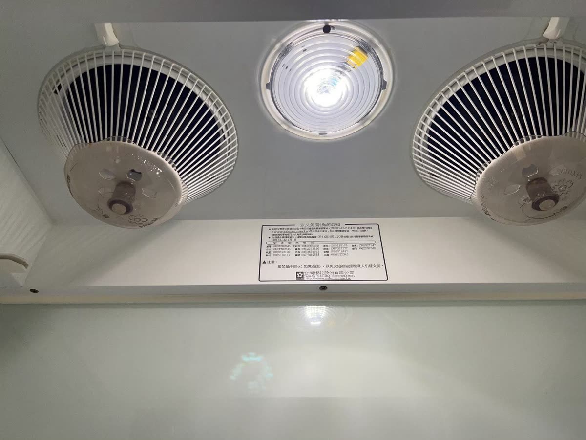 抽油煙機清潔後,機體內面與風扇護網恢復潔白