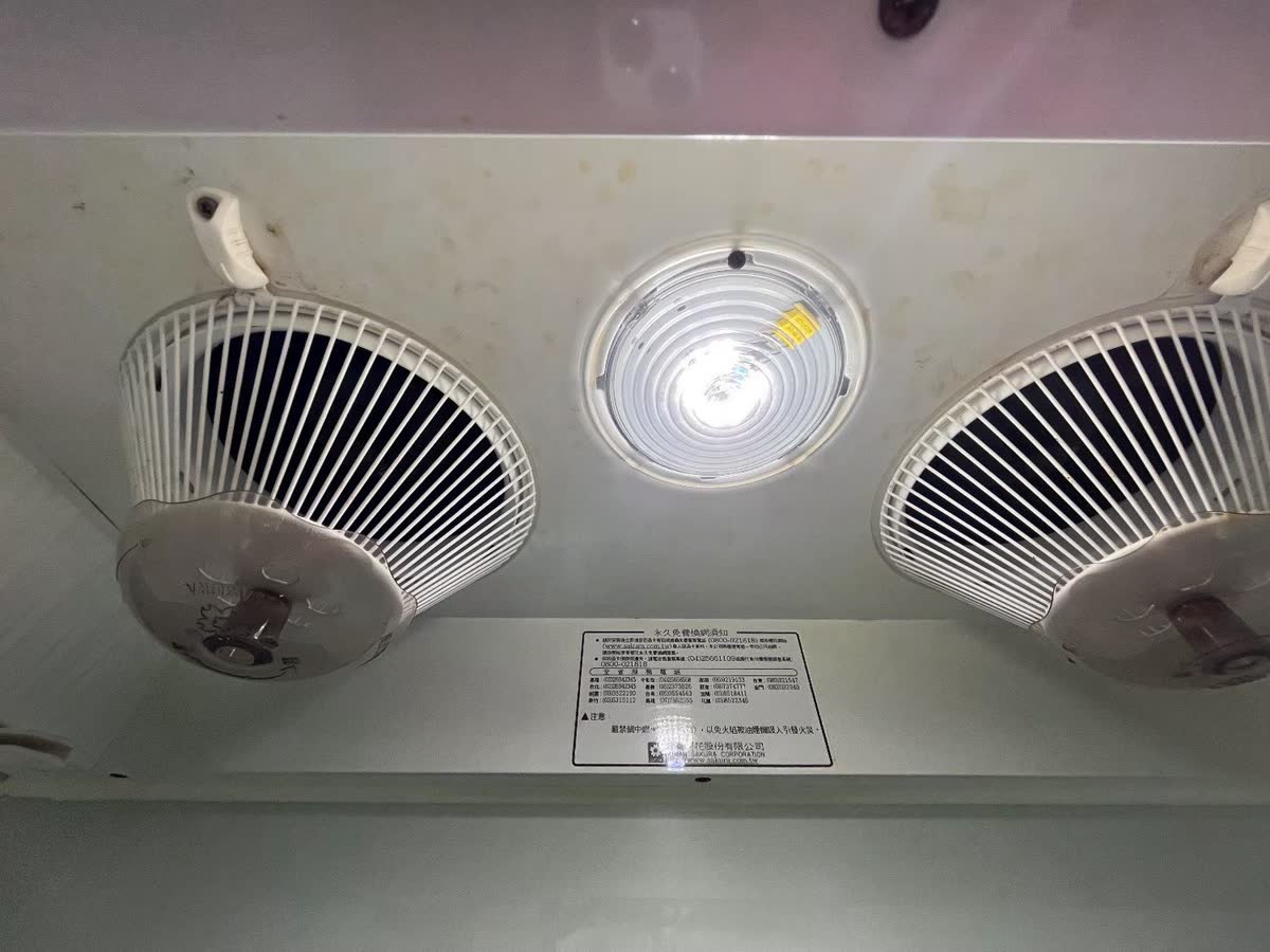 抽油煙機清洗方式外觀去油與拆洗差別:清洗前機體與風扇護網的油垢